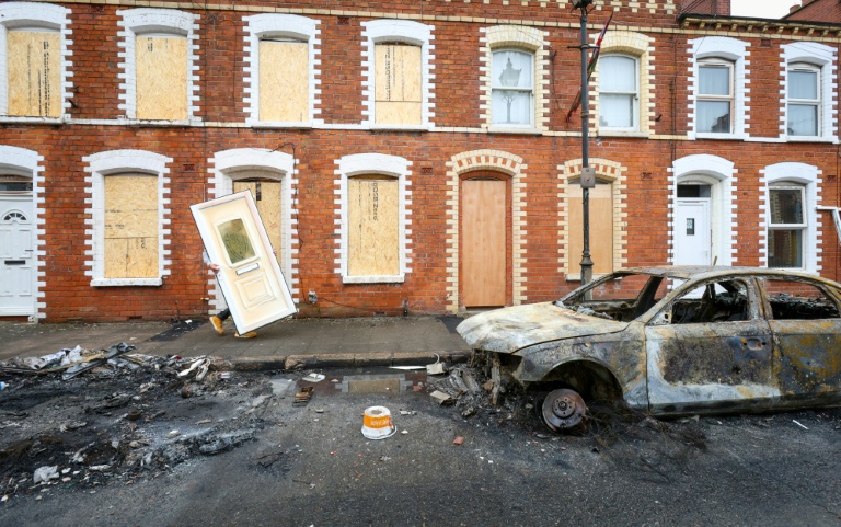 Une voiture incendiée lors d'émeutes à Belfast, le 11 juin 2026 en Irlande du Nord