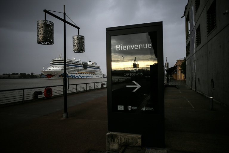 Le navire de croisière Aidaluna navigue sur la Garonne en direction du port de Bordeaux, le 16 mai 2026 