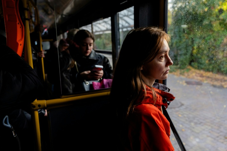 Anastassiia Jmoutska dans un bus pour rentrer chez elle malgré les embouteillages, le 13 octobre 2026 à Kiev, en Ukraine