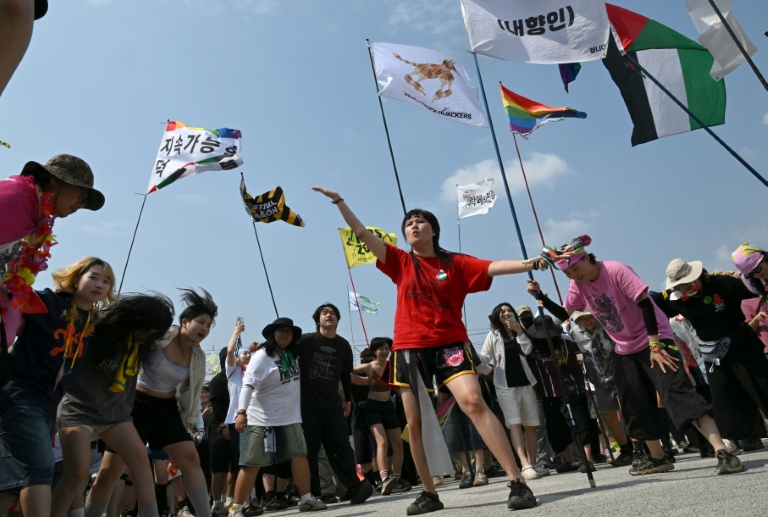 Des spectateurs dansent lors du concert du groupe de rock Peach Truck Hijackers au DMZ Peace Train Festival, le 14 juin 2026 à Cheorwon, en Corée du Sud, près de la frontière avec la Corée du Nord 