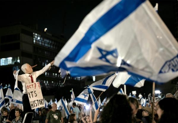 Un manifestant portant un masque du Premier ministre israélien Benjamin Netanyahu lors d’un rassemblement antigouvernemental à Tel-Aviv, le 24 octobre 2026