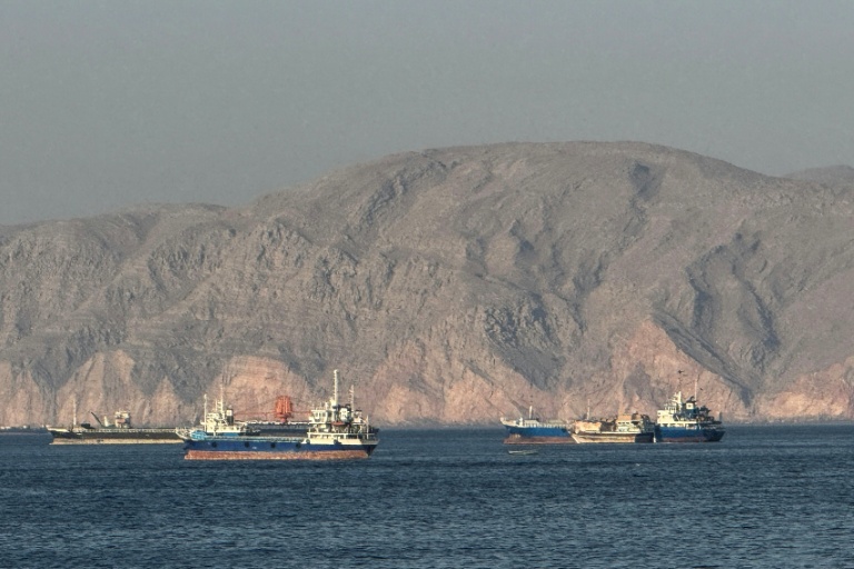 Des navires au mouillage dans le détroit d'Ormuz près des côtes d'Oman, le 17 mai 2026