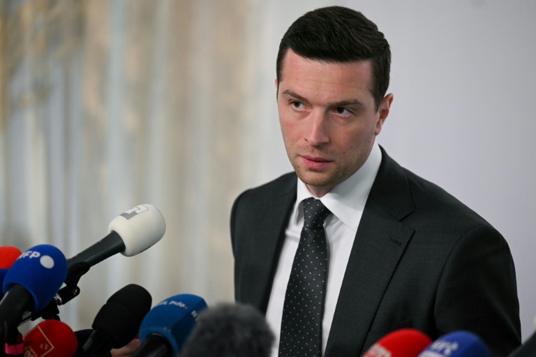 Le chef du Rassemblement national Jordan Bardella s'exprime lors d'une conférence de presse à Bruxelles le 11 juin 2026 