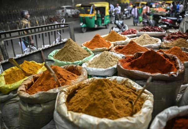 Des épices à vendre sur un marché de Bangalore, en Inde, le 3 décembre 2025