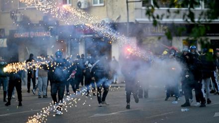 Des protestataires lancent des feux d'artifice sur la police lors d'une manifestation antigouvernementale à Tirana, le 18 octobre 2026 en Albanie