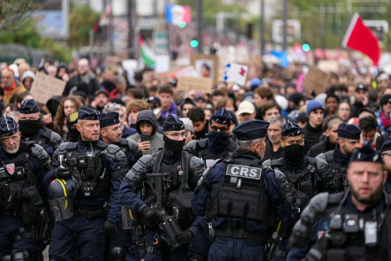 Devant le cortège de manifestants pour le pouvoir d'achat et les services publics à Paris, le 24 octobre 2026