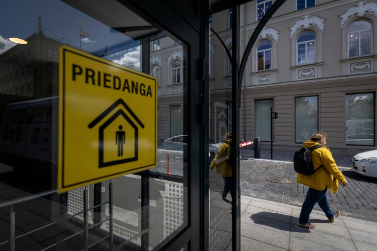 Un panneau annonçant la présence d'un abri situé dans un parking souterrain dans le centre de Vilnius, le 28 mai 2026