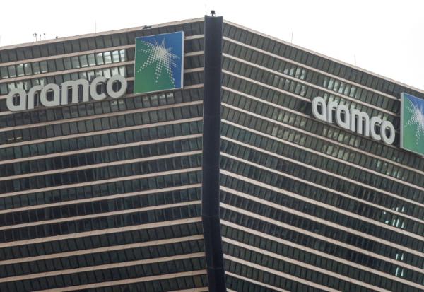 Le logo d'Aramco sur les tours du siège à Riyad, le 9 mars 2026 en Arabie saoudite