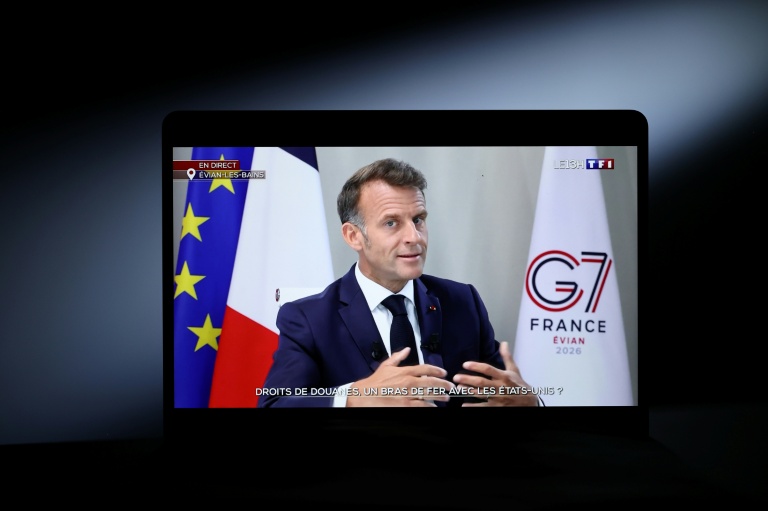 Un écran d'ordinateur au siège de l'AFP à Paris montre le président Emmanuel Macron lors d'une interview diffusée au journal télévisé de TF1 en marge du sommet du G7 à Évian, le 15 juin 2026