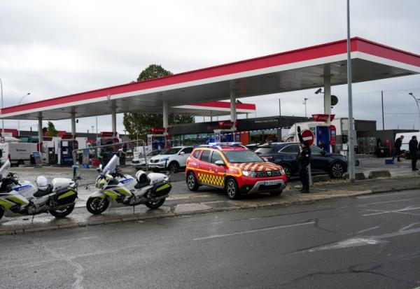 Des policiers sur les lieux où un homme a ouvert le feu depuis sa voiture, le 23 octobre 2026 à Trappes, dans les Yvelines