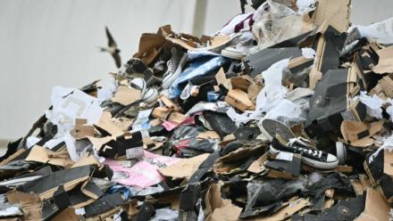 Des chaussures de contrefaçon durant leur destruction au Havre, le 3 juin 2026, en Seine-Maritime