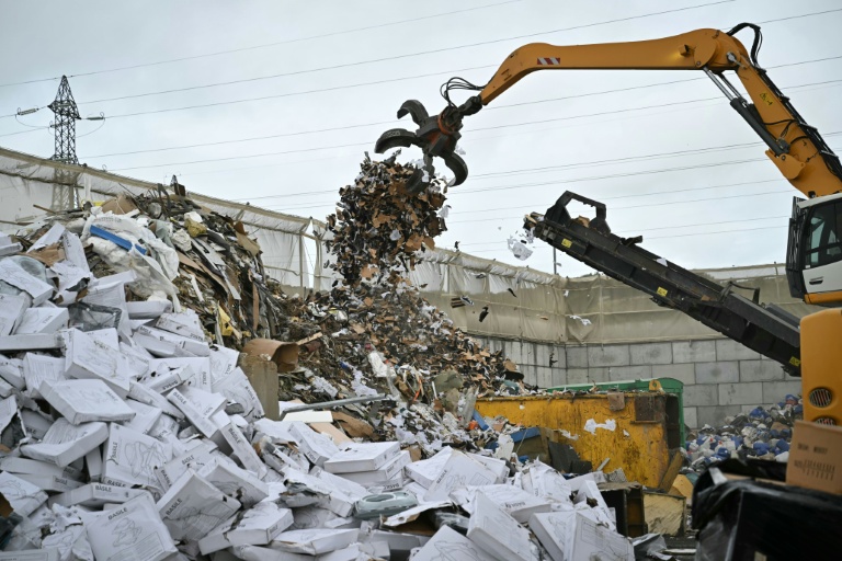 Des contrefaçons en cours de destruction au Havre, en Seine-Maritime, le 3 juin 2026