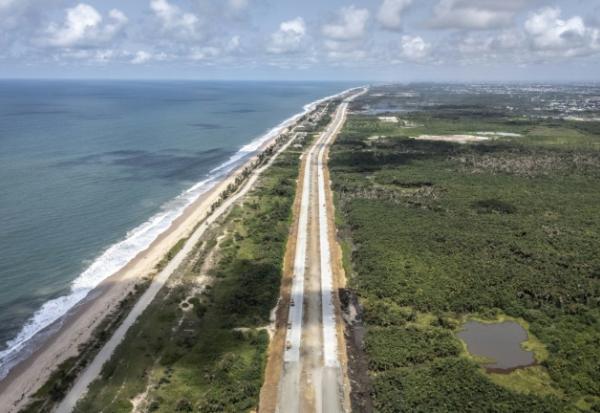 Vue aérienne de l'autoroute côtière Lagos-Calabar, qui longe l'océan Atlantique sur la péninsule de Lekki, dans l'État de Lagos, le 17 avril 2026.