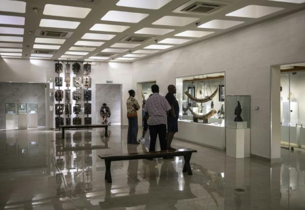 Des visiteurs admirent des objets exposés au Musée national de Lagos, le 23 avril 2026.