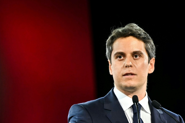 Gabriel Attal, secrétaire général du parti Renaissance et candidat à la présidentielle de 2027, prononce un discours sur scène lors d'un meeting politique, à Paris, le 30 mai 2026