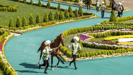 Des dresseurs présentent des étalons Akhal-Teke lors d'un concours à Achgabat, le 25 avril 2026 au Turkménistan