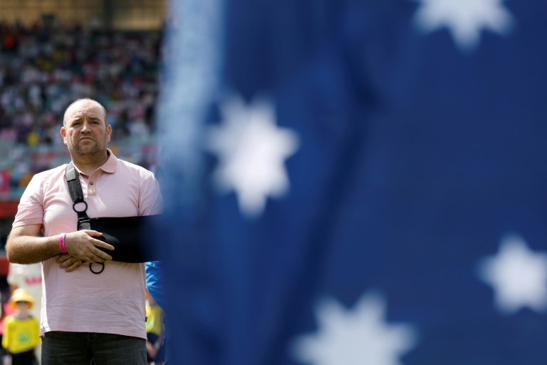 Ahmed al Ahmed, l'homme qui avait désarmé l'un des auteurs de l'attentat antisémite de la plage de Bondi à Sydney en décembre 2025, reçoit des hommages lors d'un matcj de cricket à Sydney en Australie le 4 janvier 2026
