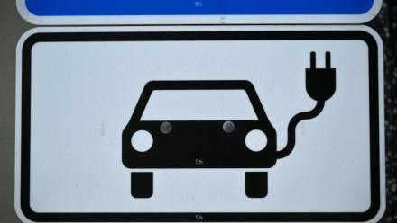 Automobile: Paris et Berlin officialisent un accord qui ralentit le passage au tout-électrique