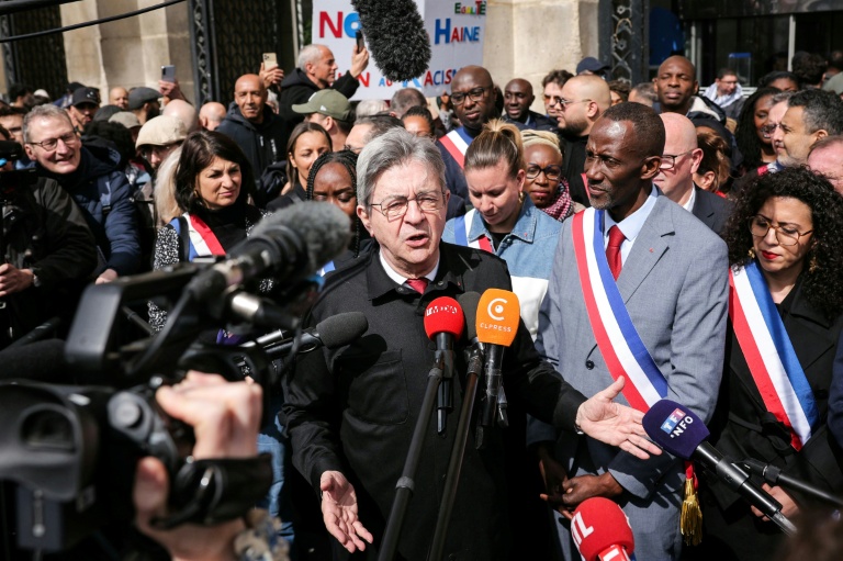 Jean-Luc Mélenchon s'exprime lors d'une manifestation contre le racisme à Saint-Denis, aux côtés du maire Bally Bagayoko, le 4 avril 2026