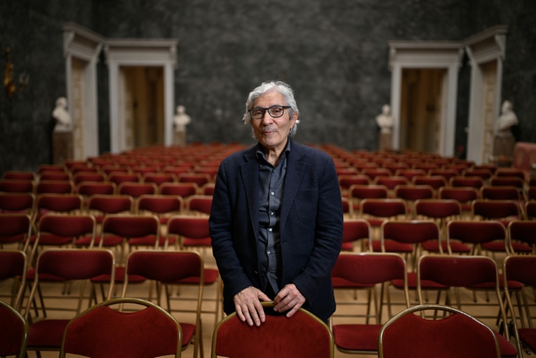 L'écrivain franco-algérien Boualem Sansal pose avant une interview au Palais des Académies à Bruxelles, le 24 avril 2026
