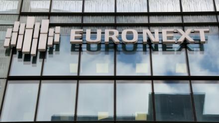 La façade du bâtiment d’Euronext dans le quartier d’affaires de La Défense, à l’ouest de Paris, le 9 octobre 2025.