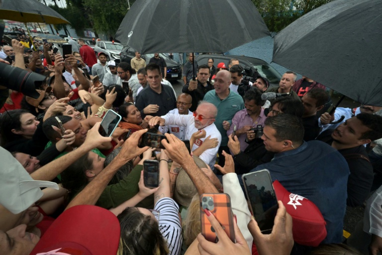Le président du Brésil Luiz Inácio Lula da Silva, salue des partisans devant un bureau de vote lors du second tour de l’élection présidentielle à Sao Bernardo do Campo, dans l’État de Sao Paulo, au Brésil, le 25 octobre 2026