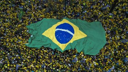 Des partisans de Flavio Bolsonaro, candidat du Parti libéral (PL) à la présidentielle, brandissent un immense drapeau brésilien lors d'un rassemblement à São Paulo, le 18 octobre 2026 au Brésil, avant le second tour de l'élection