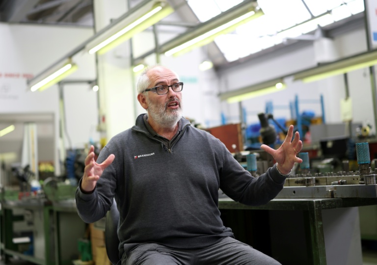 Rowan Crozier, patron de Brandauer, qui fabrique minuscules composants métalliques, lors d'un entretien avec l'AFP à Birmingham, le 11 juin 2026