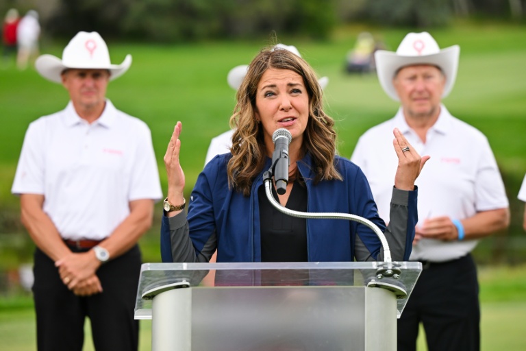 La première ministre de l'Alberta Danielle Smith s'adresse au public à Calgary, dans la province canadienne de l'Alberta, le 23 août 2026