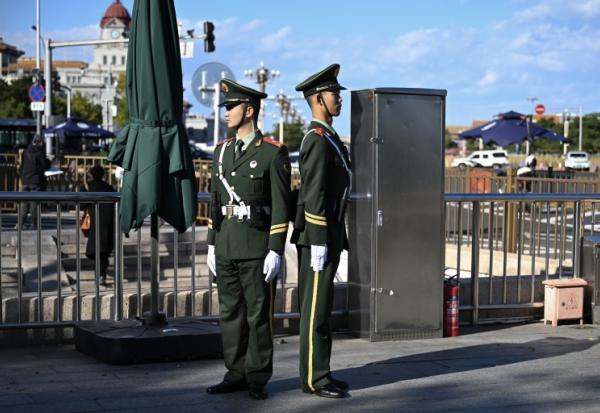 Des policiers paramilitaires chinois montent la garde à une entrée de la place Tiananmen pendant la session plénière du Comité central du Parti communiste, à Pékin, le 26 octobre 2026