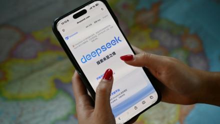 Le département de la Sécurité intérieure des États-Unis a ordonné lundi aux agences gouvernementales de cesser d’utiliser les outils d’intelligence artificielle de DeepSeek