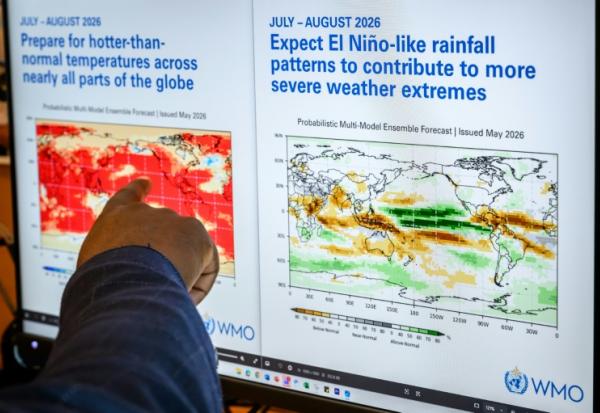 Un responsable des services de prévision climatique de l'Organisation météorologique mondiale (OMM) montre des graphiques sur un écran au siège de l'OMM à Genève, le 1er juin 2026 en Suisse