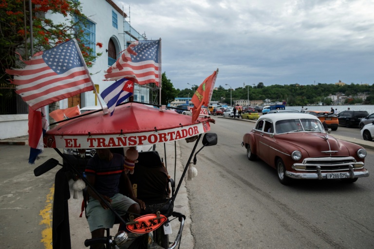 Un tricyle-taxi orné de drapeaux américains, dans une rue de La Havane, le 19 juin 2026 à Cuba