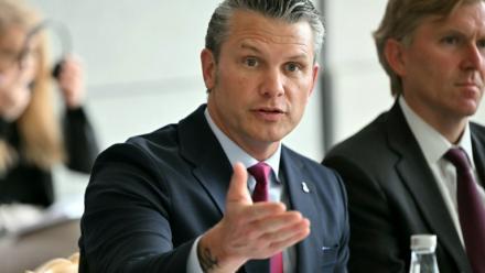 Le secrétaire américain à la Défense Pete Hegseth, le 6 juin à Colleville-sur-mer, dans le Calvados 
