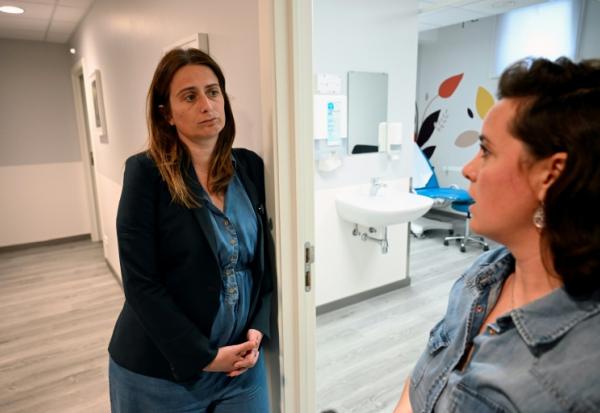La secrétaire nationale du parti Les Écologistes, Marine Tondelier, visite un centre d'accueil des victimes de violences sexuelles à Bruxelles, le 15 juin 2026