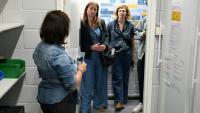 La secrétaire nationale du parti Les Écologistes, Marine Tondelier, visite un centre d'accueil des victimes de violences sexuelles à Bruxelles, le 15 juin 2026