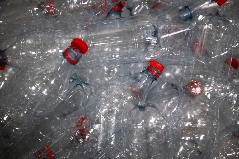 Industriels, élus, distributeurs et ONG ont discuté des modalités de mise en œuvre du plan plastique du gouvernement et de sa mesure la plus controversée, la consigne de la bouteille plastique pour recyclage