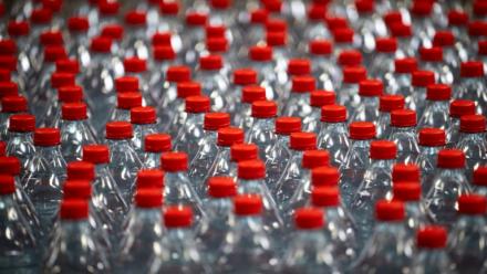 Des associations d'élus et ONG environnementales font contre le projet de consigne du gouvernement sur les bouteilles en plastique, dénonçant le "greenwashing" que constituerait selon elles cette "fausse consigne", en ne réduisant pas les 15 milliards de bouteilles mises en circulation chaque année