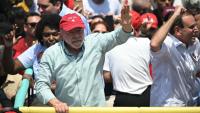 Le président brésilien Luiz Inacio Lula da Silva salue ses partisans, le 24 octobre 2026 à Rio de Janeiro au Brésil