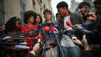 Des représentants d'organisations lycéennes à la sortie d'une réunion à Matignon avec le Premier ministre le 26 octobre 2026