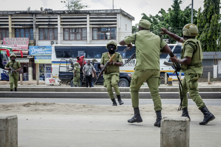Des policiers tanzaniens tentent de disperser des manifestants lors d'affrontements à Dar es Salaam, le 29 octobre 2025, pendant l'élection présidentielle en Tanzanie