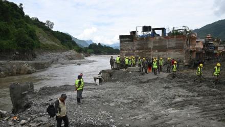 Des membres de l’armée népalaise se préparent à construire un pont au-dessus de la rivière Trishuli à Devighat, dans le district de Nuwakot au Népal, le 3 septembre 2026