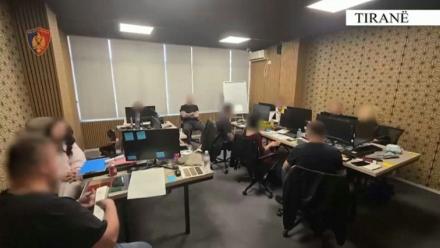 Cette image, tirée d'une vidéo diffusée par la police albanaise, montre des opérateurs dans un centre d'appels soupçonné d'être impliqué dans une escroquerie liée aux cryptomonnaies, à Tirana, en avril 2026