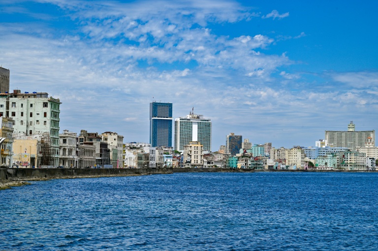Le front de mer de La Havane avec en arrière-plan l'hôtel Iberostar Selection (c,g) et l'hôtel Melia Habana Libre (c,d), le 2 juin 2026 à Cuba