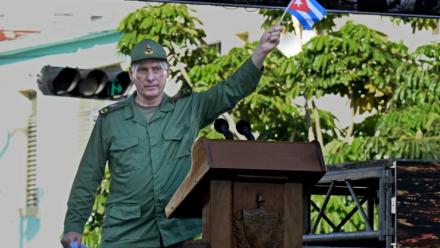 Le président cubain Miguel Diaz-Canel agite un drapeau national lors de célébrations, à La Havane, le 16 avril 2026