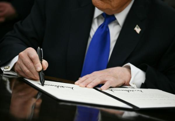 Le président américain Donald Trump signe un décret dans le Bureau ovale de la Maison Blanche, le 30 avril 2026 à Washington