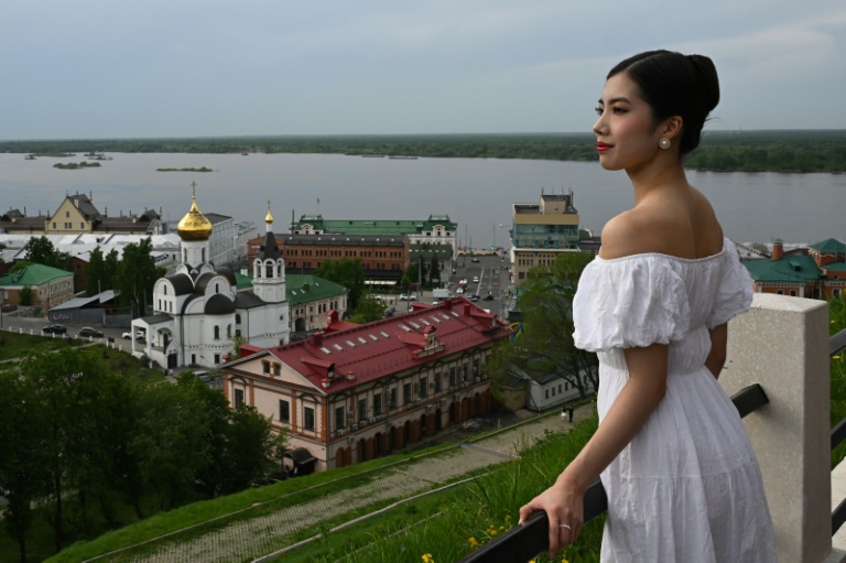 La danseuse de ballet japonaise Harouka Takemi, 20 ans, pose devant une vue panoramique de la ville russe de Nijni-Novgorod, le 17 mai 2026