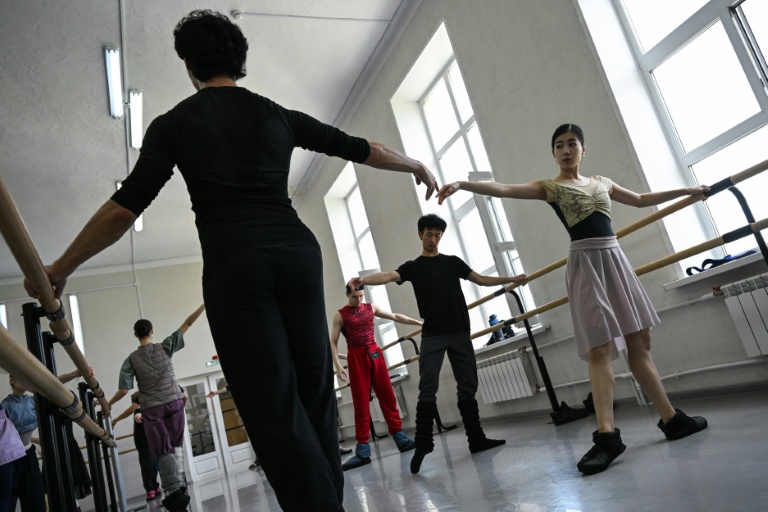 Le danseur de ballet japonais Jotaro Kanazasi, 32 ans (deuxième à droite), et Harouka Takemi, 20 ans, (droite), lors d'une séance d'entraînement à l'opéra de Nijni-Novgorod, en Russie, le 17 mai 2026