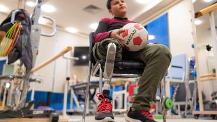 Mahmoud Abou Nusair, un adolescent palestinien de 15 ans qui a perdu sa jambe pendant la guerre à Gaza, donne une interview dans un centre médical où il reçoit des soins, à Amman, le 13 octobre 2026
