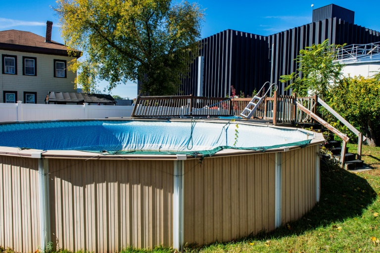 Un centre de données de l'entreprise Markley depuis le jardin de l'habitante Eileen Castle à Lowell, dans l'Etat américain du Massachusetts, le 15 octobre 2026